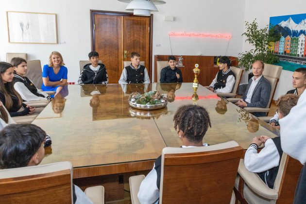 Bürgermeister Johannes Anzengruber und Vizebürgermeisterin Elisabeth Mayr begrüßten das Siegerteam im Rathaus und gratulierten persönlich zum österreichischen Meistertitel.