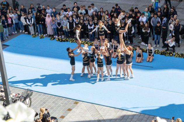 Die Cheerleaderinnen der Football Akademie zeigten ihr Können in der Maria-Theresien-Straße. © M. Freinhofer