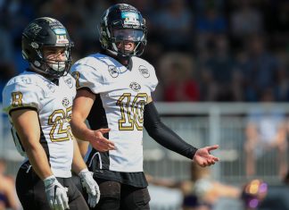 Wien, Oesterreich, 6.5.2018, Sport, American Football, Austrian Football League - Dacia Vikings vs SonicWall Rangers Moedling. Bild zeigt WR Florian Wegan (Rangers) und QB Dylan Potts (Rangers). 6/05/18, Vienna, Austria, Sport, American Football, Austrian Football League - Dacia Vikings vs SonicWall Rangers Moedling. Image shows WR Florian Wegan (Rangers) and QB Dylan Potts (Rangers).