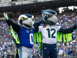 Seattle Seahawks Maskottchen Blitz (USA) und Bam (GER).