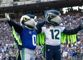 Seattle Seahawks Maskottchen Blitz (USA) und Bam (GER).